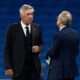Ancelotti y Florentino hablando en el Bernabéu (Getty)