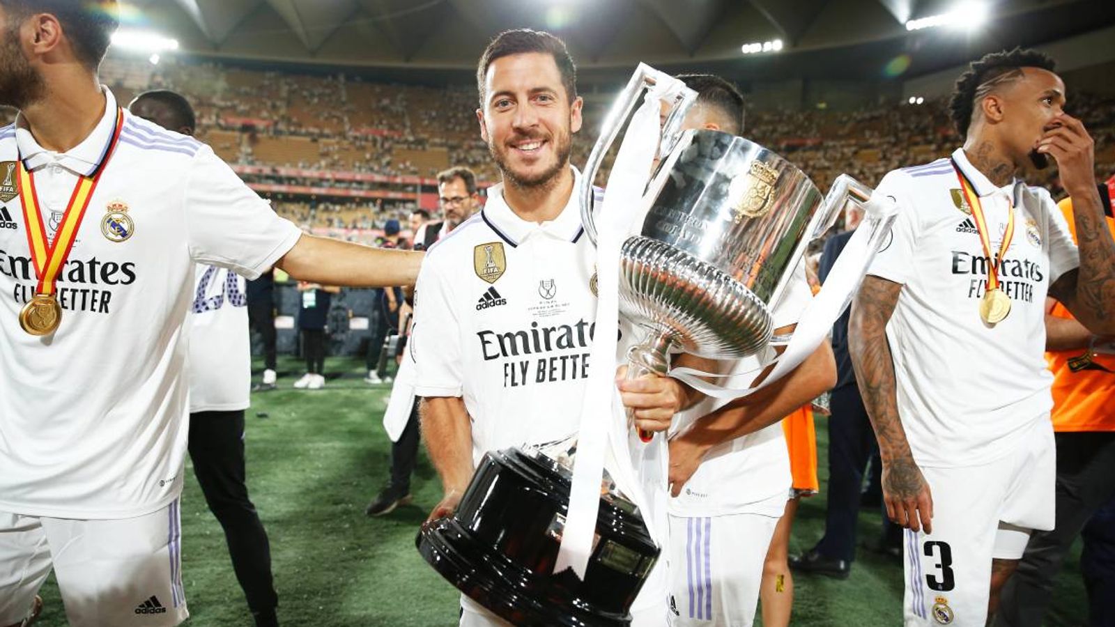 El club blanco explicó que Eden Hazard cuelga las botas y lo hizo haciéndole un homenaje a su brillante carrera deportiva y, obviamente, haciendo hincapié a los títulos que se llevó siendo jugador madridista. "Ante el anuncio de Eden Hazard sobre su retirada del fútbol como jugador profesional, el Real Madrid C. F. quiere mostrar su agradecimiento y su cariño a un jugador que llegó a nuestro club en 2019 y que, durante las cuatro temporadas que perteneció a nuestro equipo, consiguió 8 títulos: 1 Copa de Europa, 1 Mundial de Clubes, 1 Supercopa de Europa, 2 Ligas, 1 Copa del Rey y 2 Supercopas de España. "Desear lo mejor..." Hazard se retira del mundo del fútbol (AFP)
