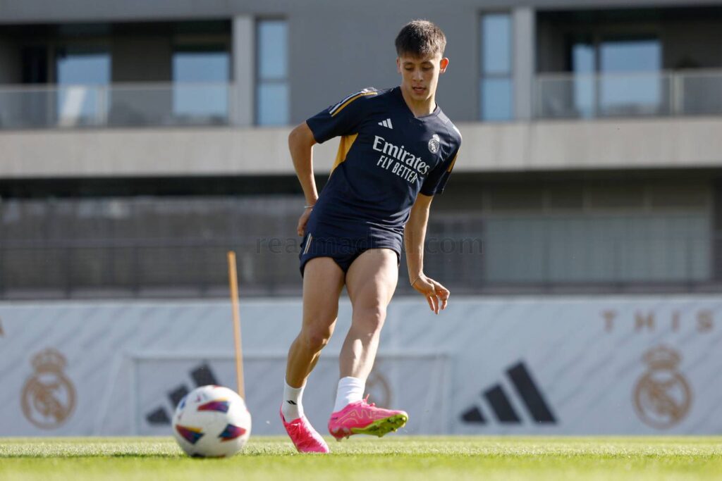 Arda Güler ya toca balón en el césped (Real Madrid)