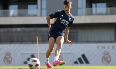 Arda Güler ya toca balón en el césped (Real Madrid)