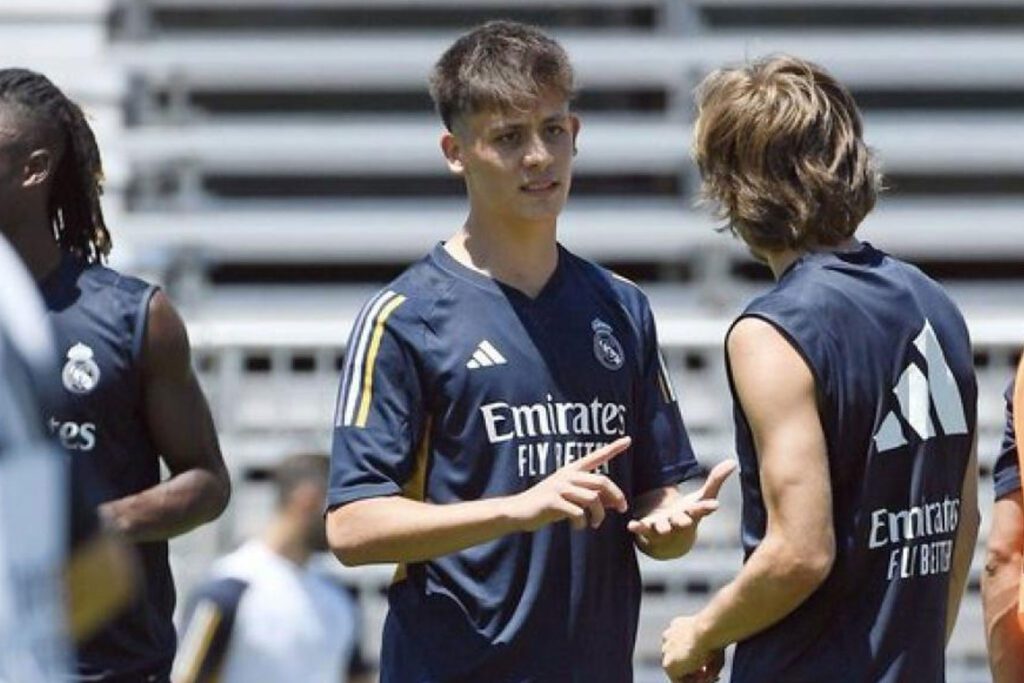Modric hablando con Güler