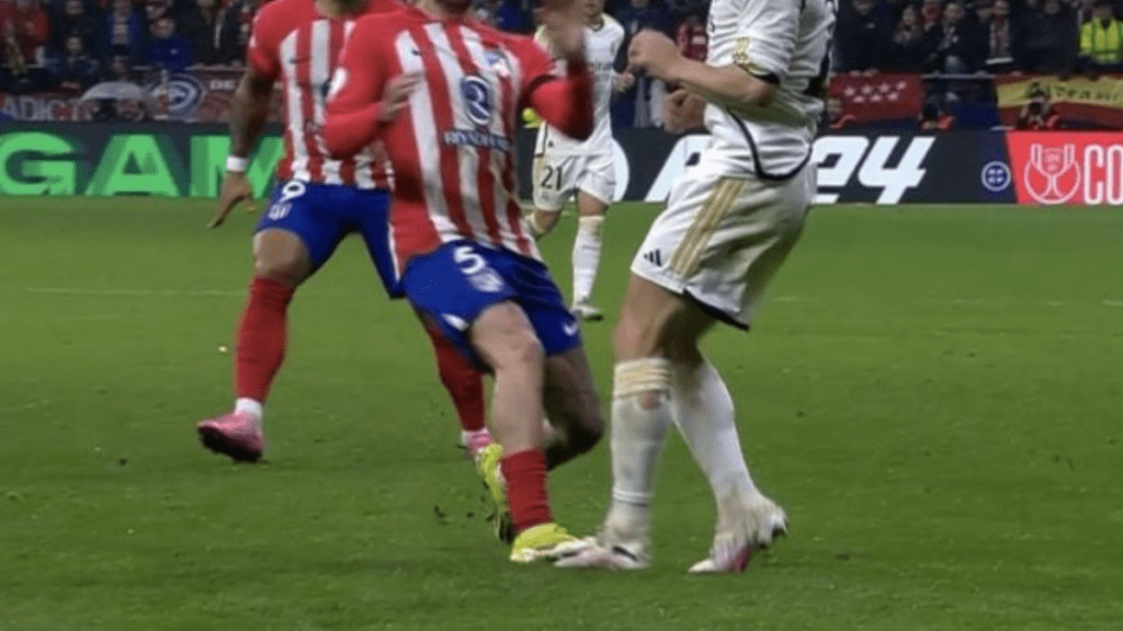 El audio del VAR por la roja perdonada a De Paul es muy grave: «Le pisa, tiene tarjeta…»