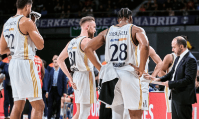Chus Mateo hablando con Yabusele, Musa y Tavares (Getty)