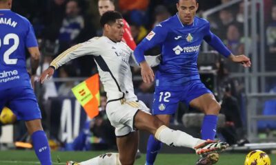 Bellingham y Greenwood peleando por un balón (Getty)