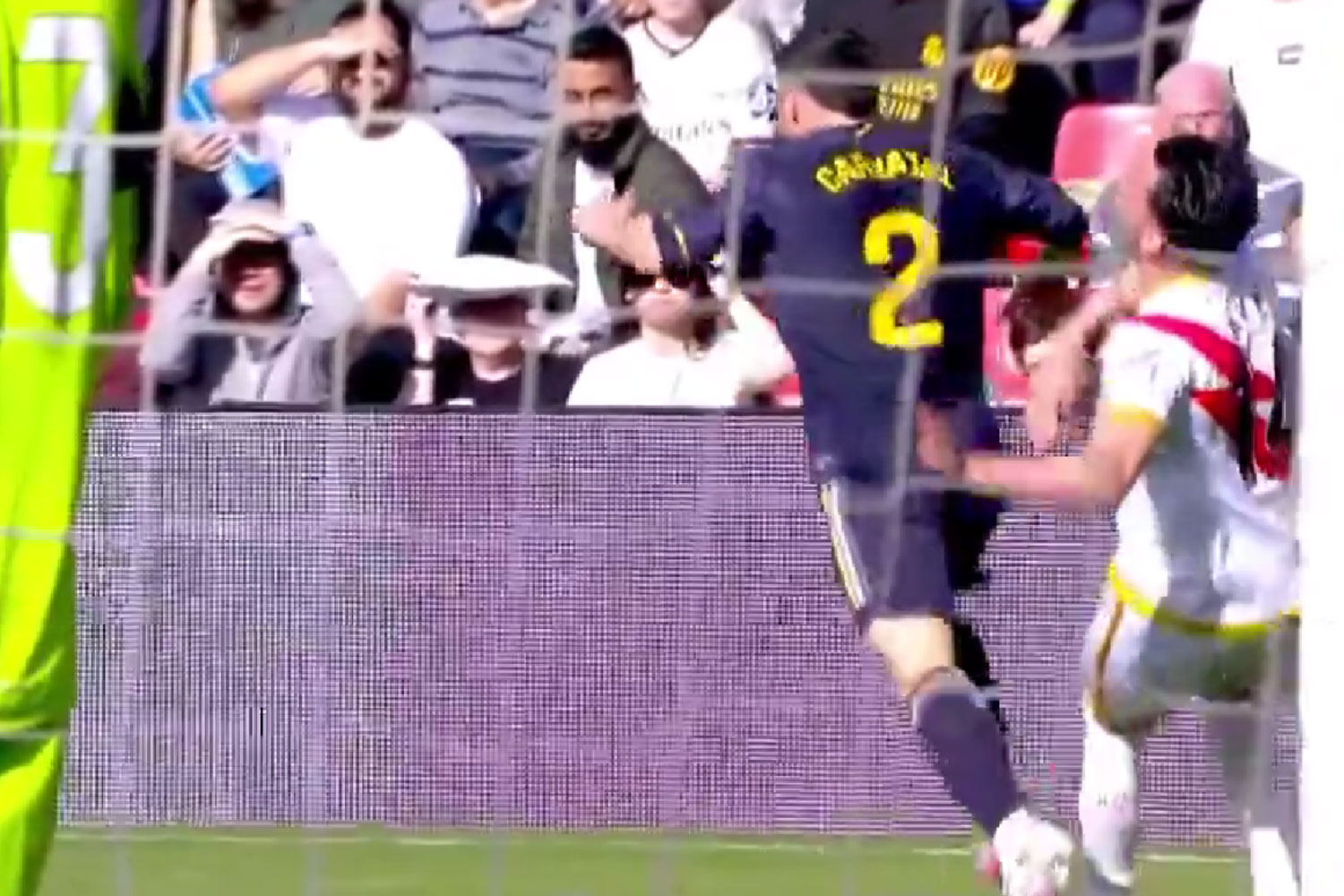 La roja a Carvajal en Vallecas