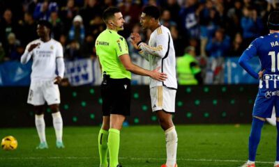 Díaz de Mera hablando con Bellingham (AFP)