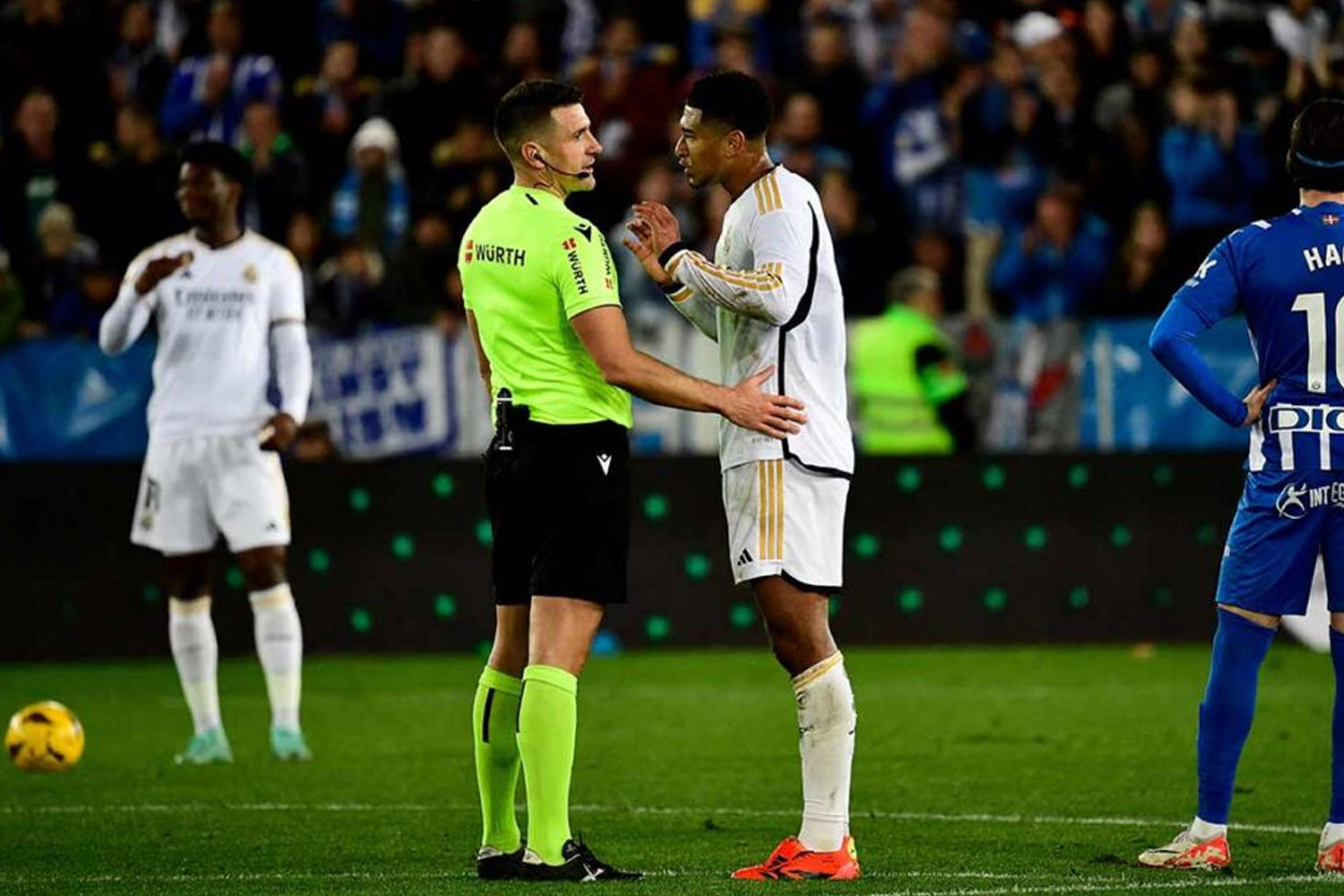 Díaz de Mera hablando con Bellingham (AFP)