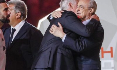 Florentino abrazando a Ancelotti (AFP)