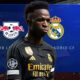 Vinícius y escudos del Leipzig-Real Madrid
