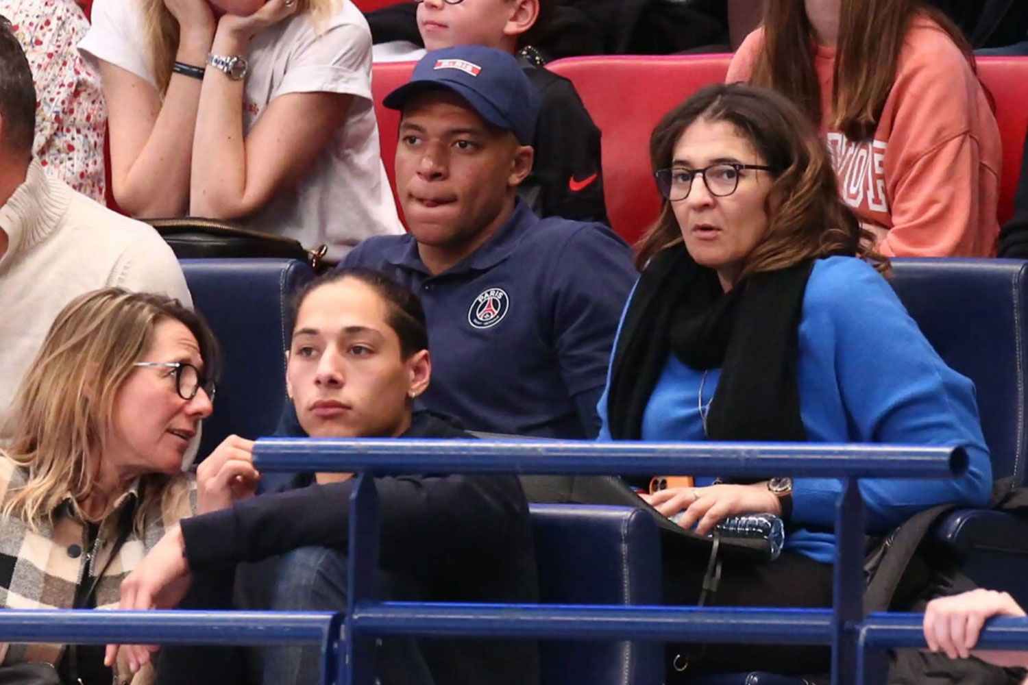 Fayza hablando con Mbappé (Reuters)