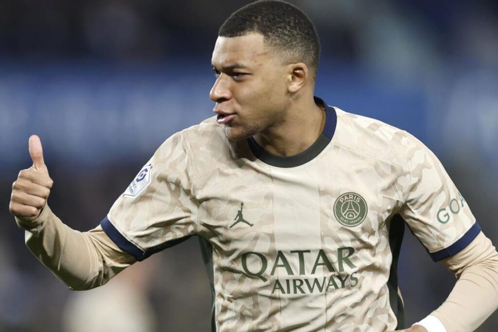 Mbappé en un partido con el PSG