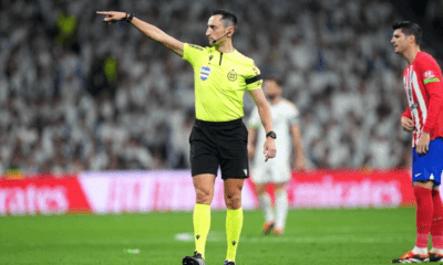 Sánchez Martínez pitando el derbi (Getty)