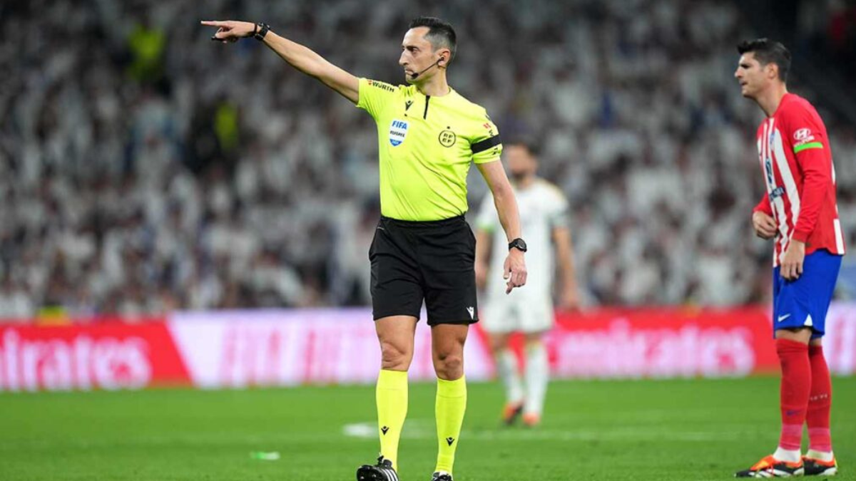 Sánchez Martínez pitando el derbi (Getty)