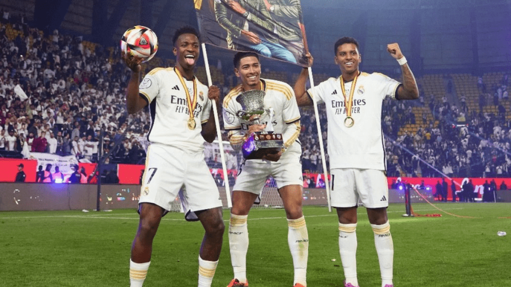 Vinícius, Rodrygo y Bellingham con la Supercopa (Reuters)