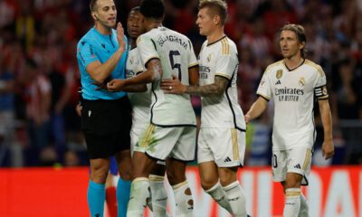 Alberola Rojas pitando al Madrid (AFP)