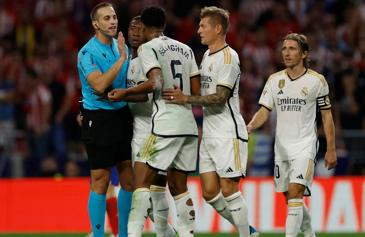 Alberola Rojas pitando al Madrid (AFP)