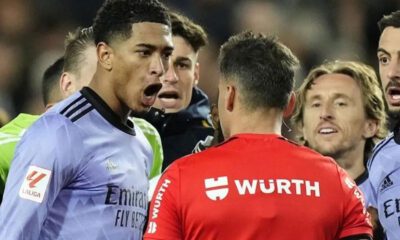 Bellingham hablando con Gil Manzano (Agencias)