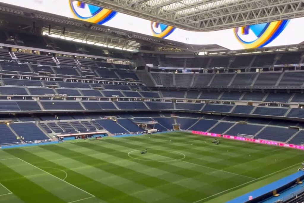 El marcador del Bernabéu encendido entero