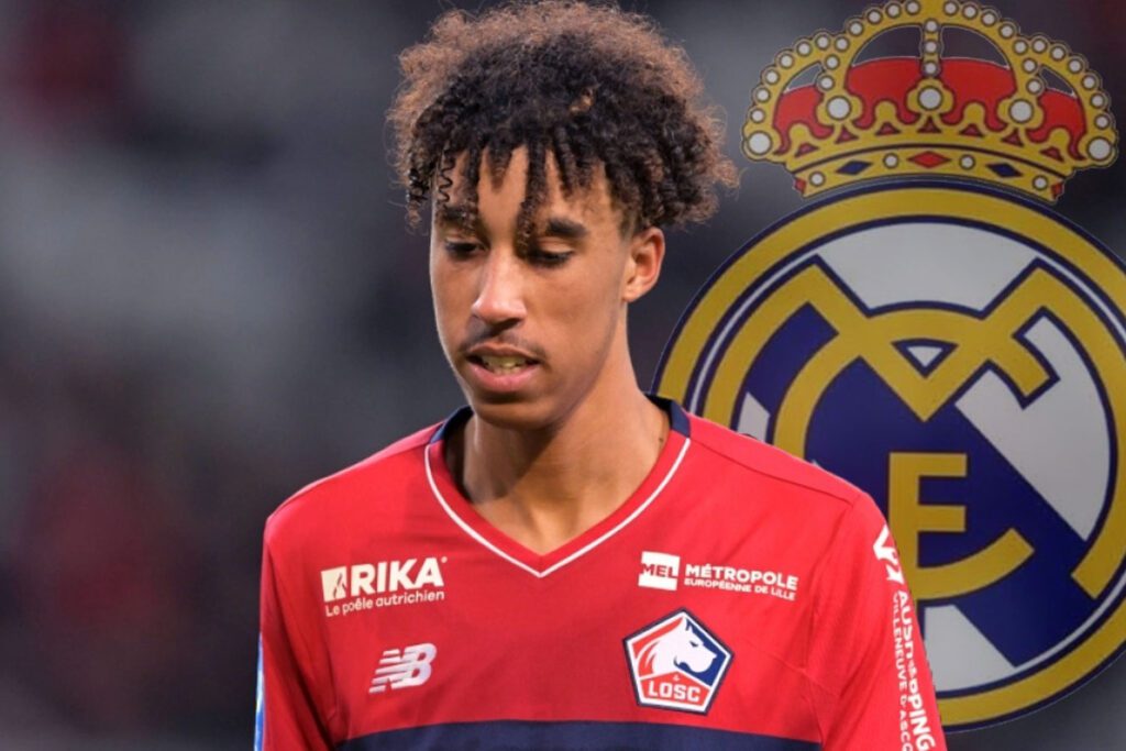 Leny Yoro con el escudo del Madrid (Getty)