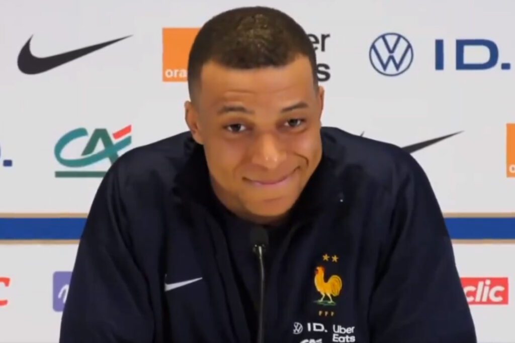 Mbappé en rueda de prensa con Francia