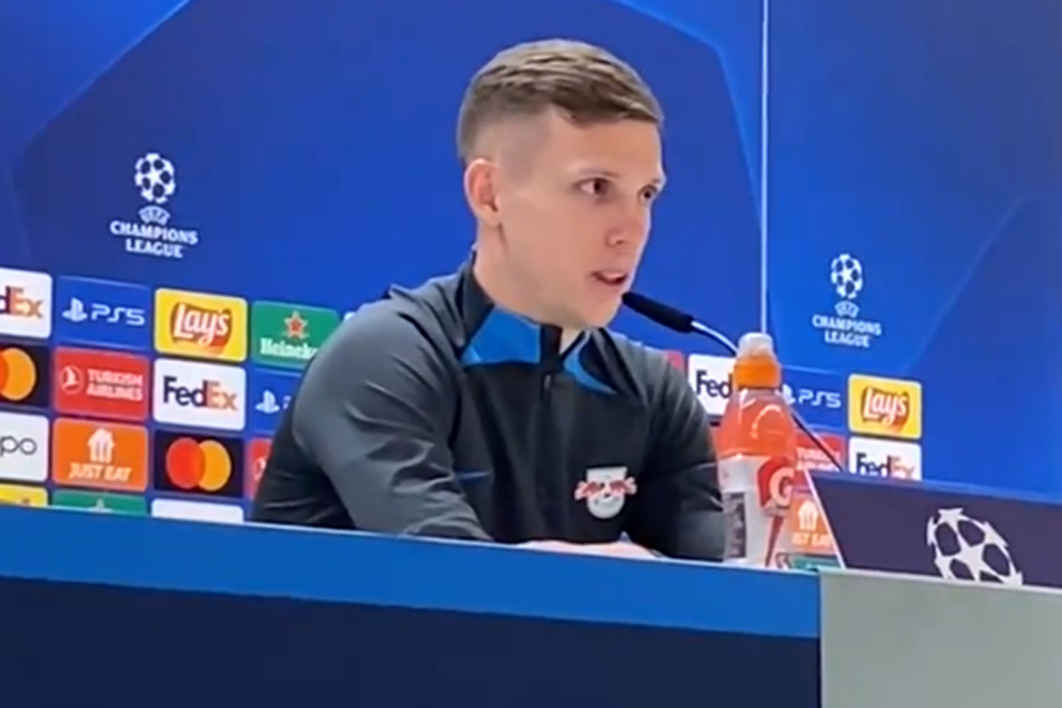 Olmo en la sala de prensa del Bernabéu