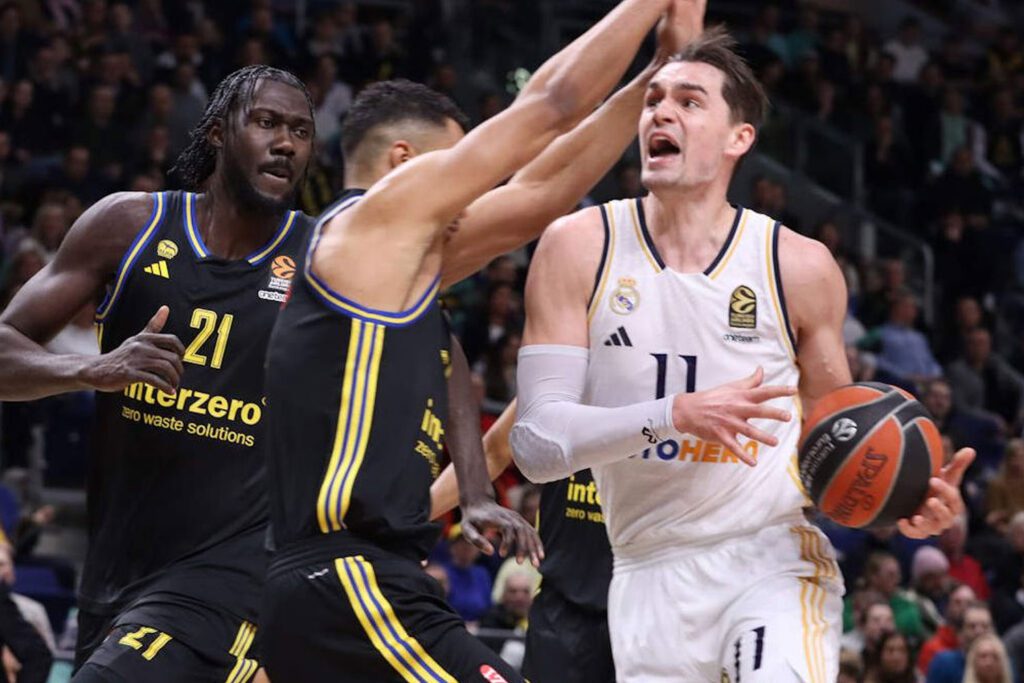 Hezonja tirando a canasta contra el ALBA Berlin (Getty)