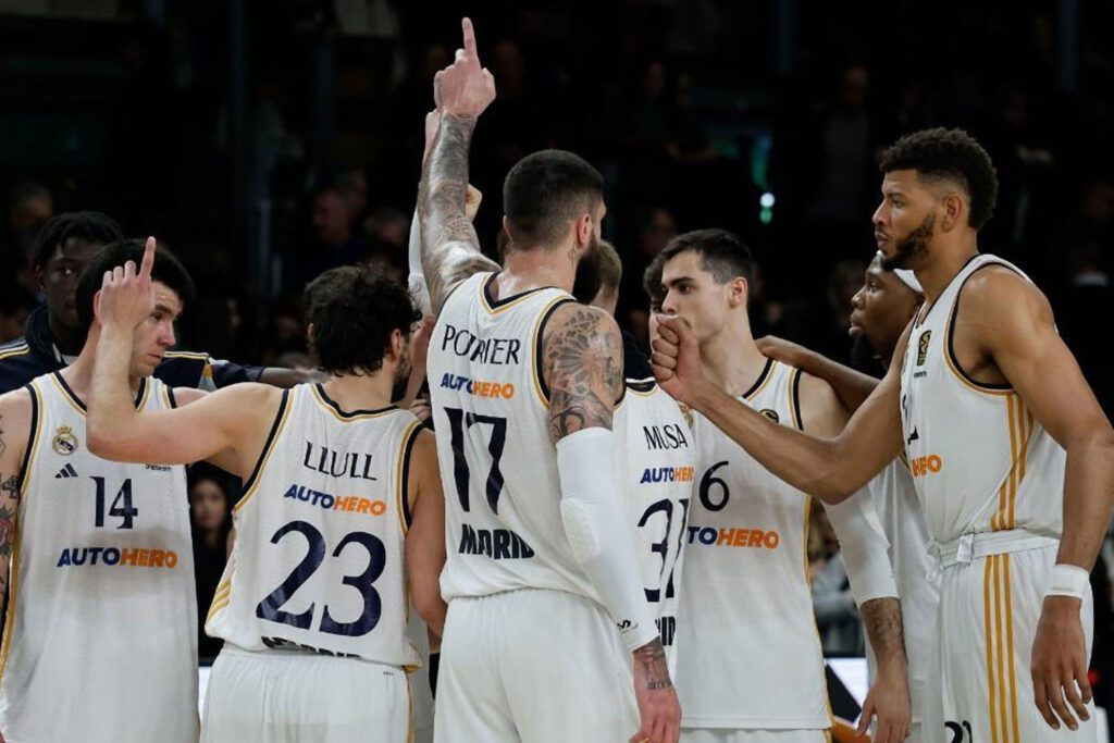 Los jugadores del Real Madrid Baloncesto saludándose en grupo (EFE)