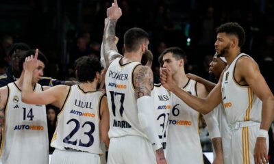 Los jugadores del Real Madrid Baloncesto saludándose en grupo (EFE)