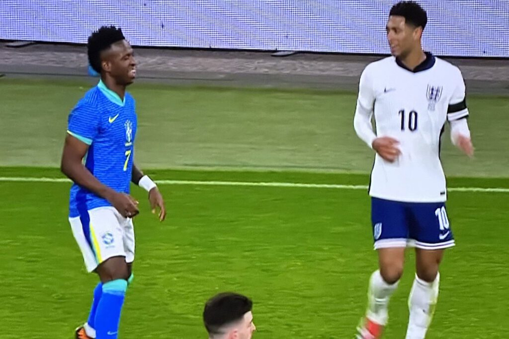 Vini riéndose con Bellingham en pleno partido