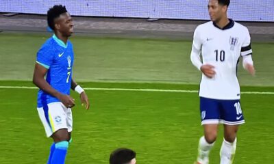 Vini riéndose con Bellingham en pleno partido