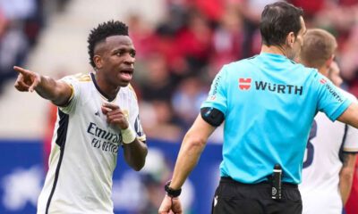 Vini hablando con Martínez Munuera (Getty)