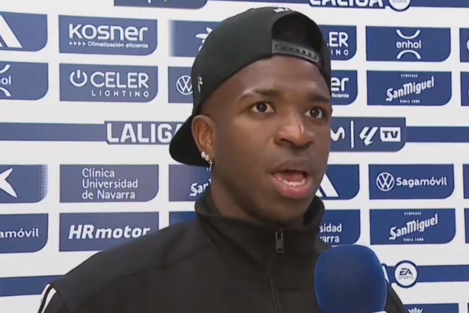 Vinícius en zona mixta de El Sadar
