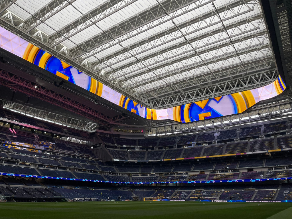 El Bernabéu cerrado y el marcador encendido (Nuevo Bernabéu)