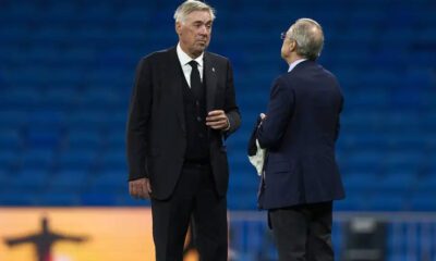 Ancelotti con Florentino hablando a pie de campo (Getty)