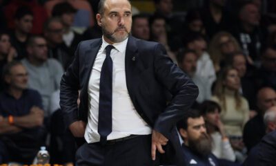 Chus Mateo observando un partido desde el banquillo (Europa Press)