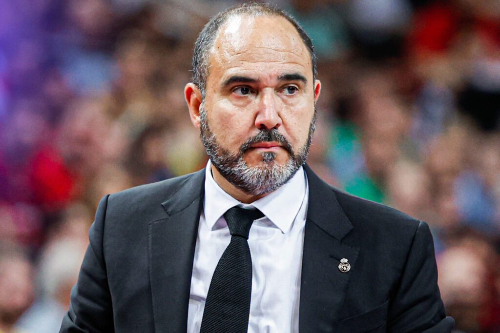 Chus Mateo dirigiendo un partido del Madrid (Real Madrid)
