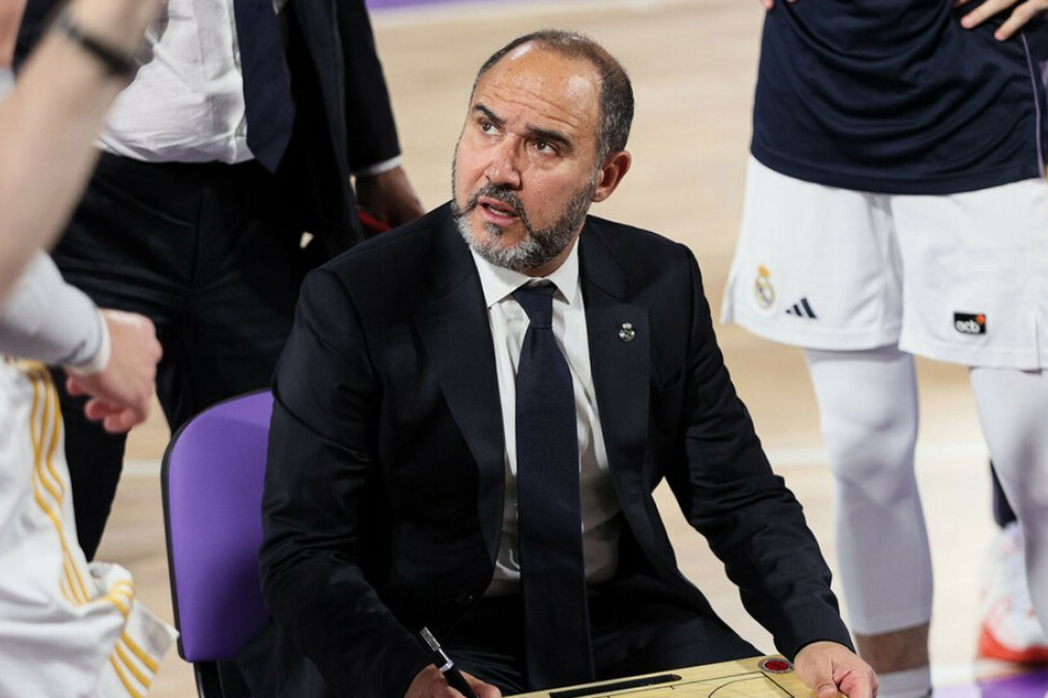 Chus Mateo en el banquillo (ACB Photo)