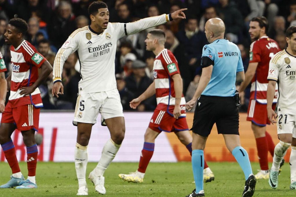 Cuánto dinero ganan los árbitros de la Liga y del VAR en 2024 Bellingham hablando con un árbitro (EFE)