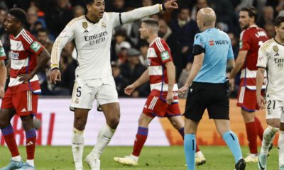 Bellingham hablando con un árbitro (EFE)