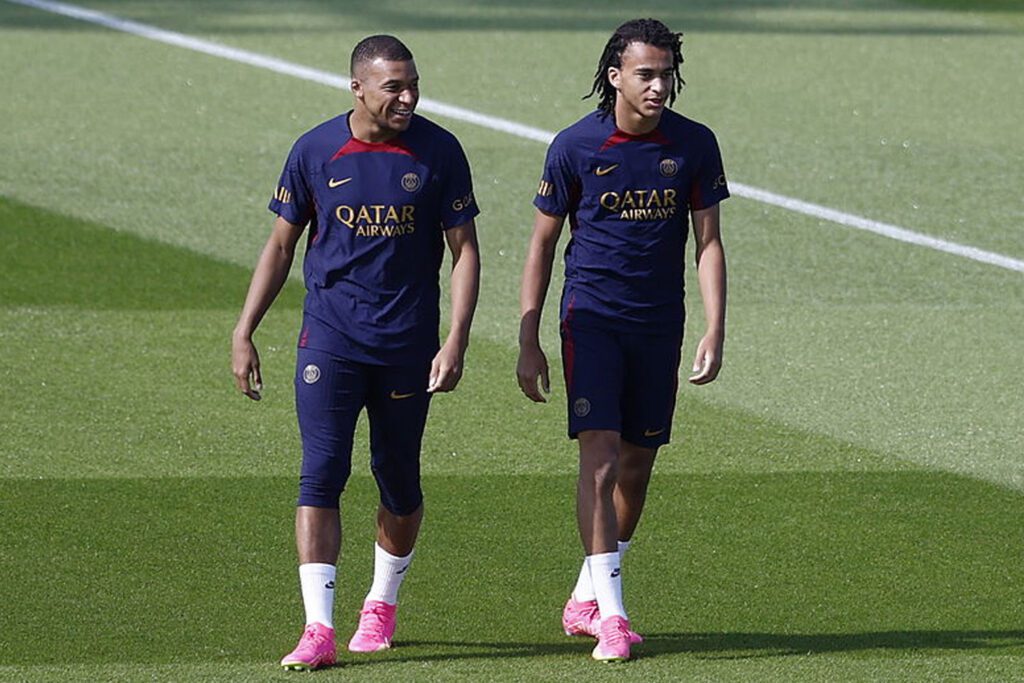 Mbappé con Ethan en un entrenamiento (EFE)