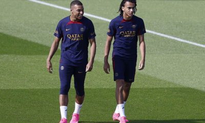 Mbappé con Ethan en un entrenamiento (EFE)