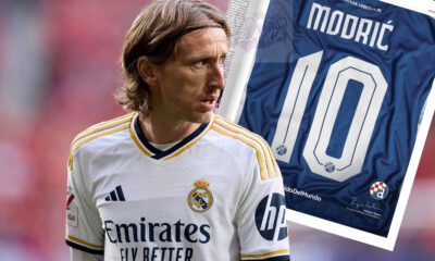 Modric y periódico del Marca de fondo con publicidad del Zagreb