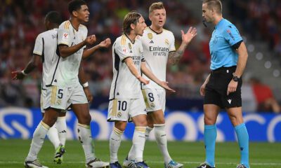 Algunos jugadores hablando con árbitros (Getty)