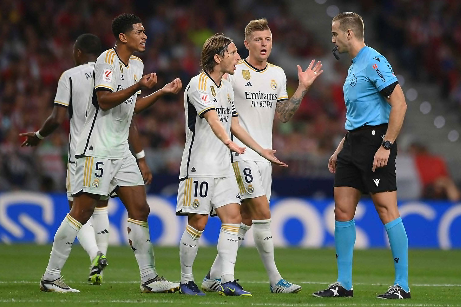 Algunos jugadores hablando con árbitros (Getty)