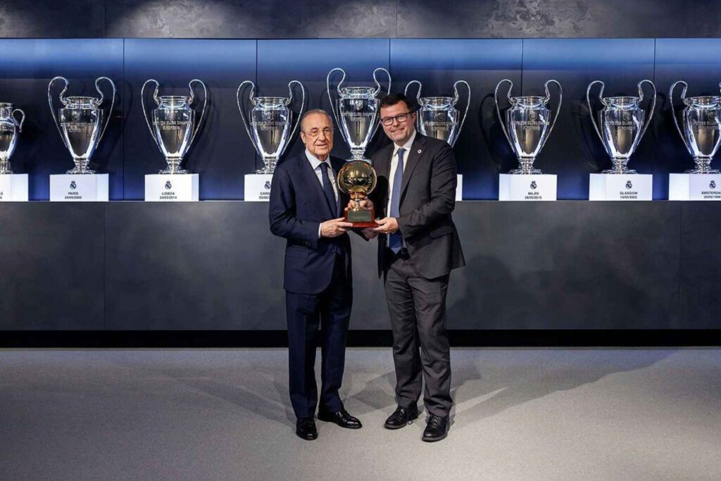 Florentino con un premio en Valdebebas (Real Madrid)