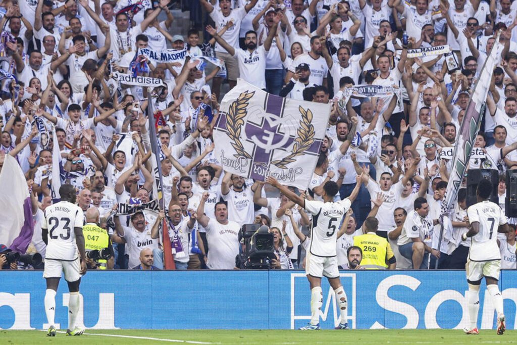 El Bernabéu celebrando un gol de Bellingham (EFE)
