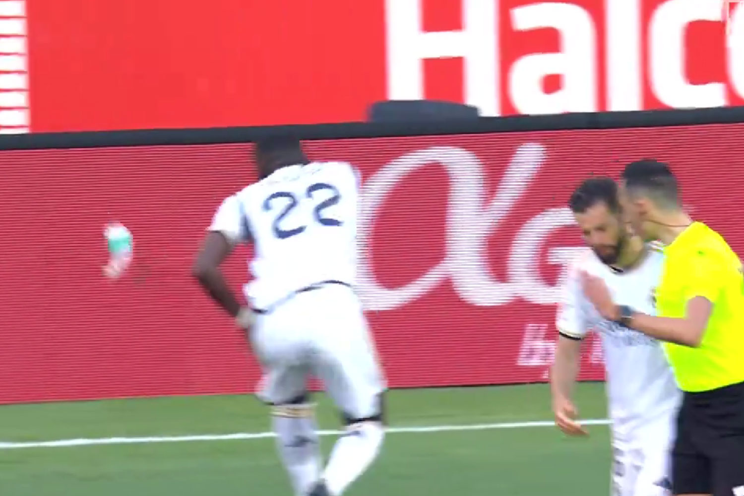 Rüdiger apartando una botella en Mallorca