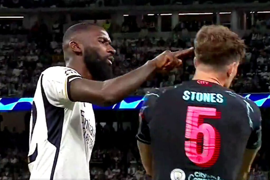 Rüdiger señalando a Stones en el Madrid-City