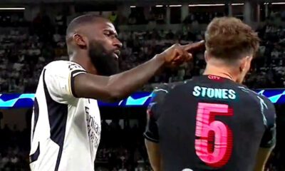 Rüdiger señalando a Stones en el Madrid-City