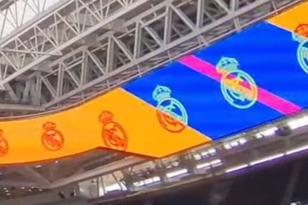 El videomarcador del Bernabéu ya está encendido y con ajuste de brillo